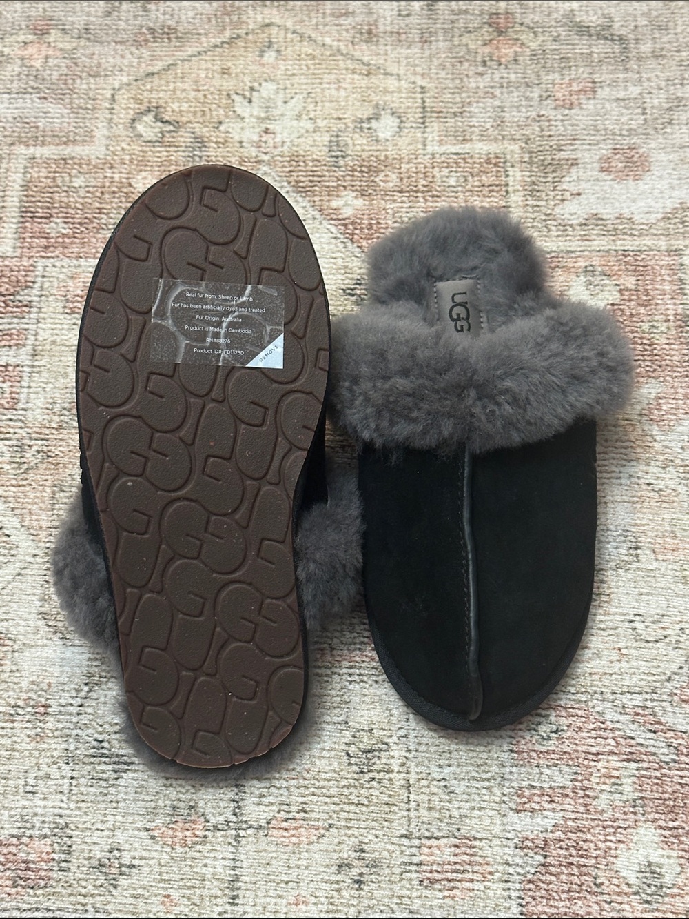 Womans NWOB Size 6 Black Ugg Slippers